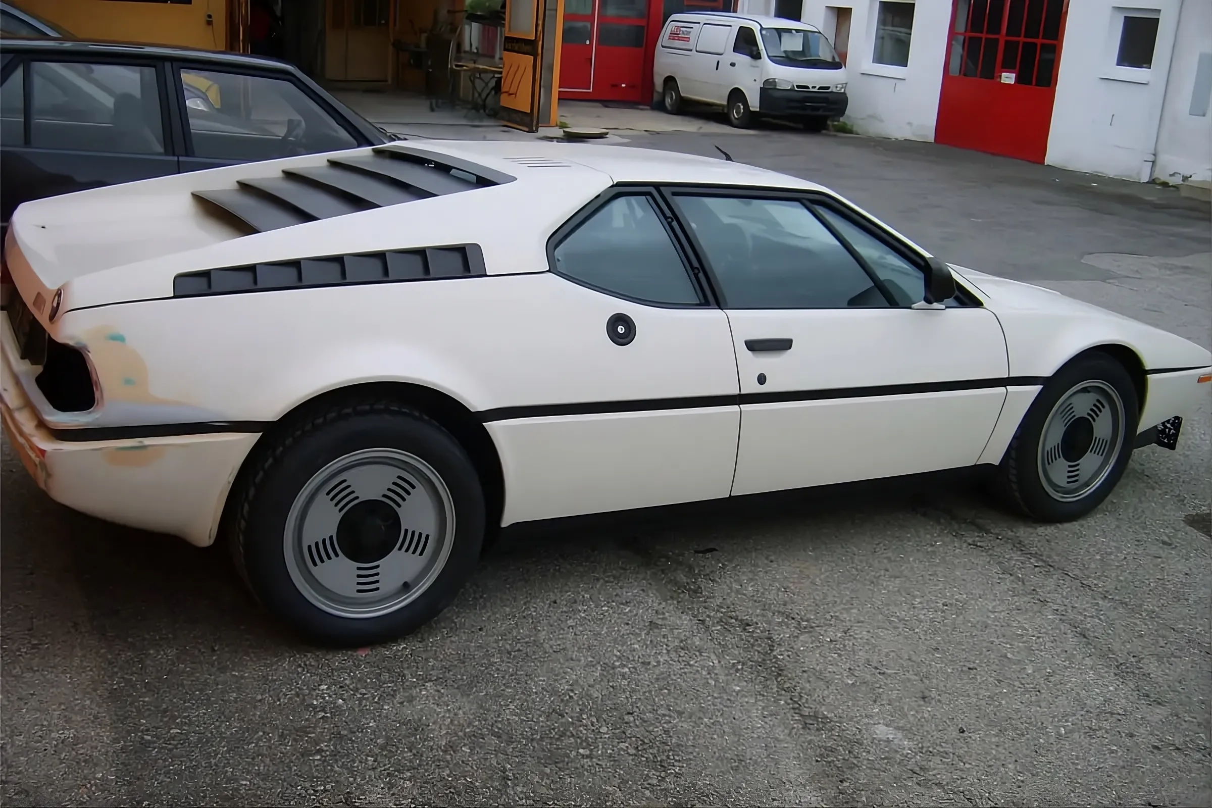 Weißer BMW M1 Klassiker vor der Werkstatt von KFZ Walli, Baden bei Wien