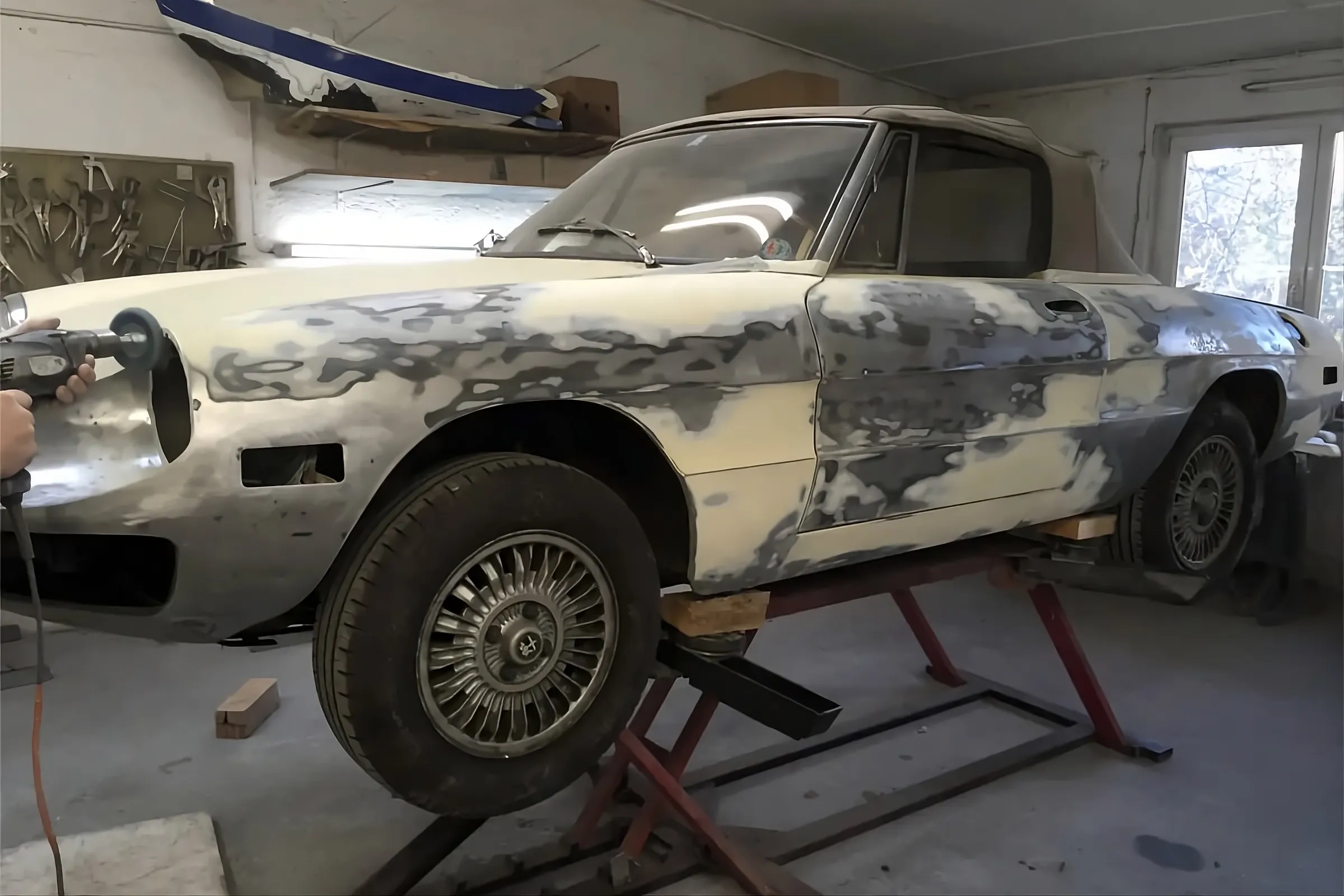Oldtimer-Cabrio auf der Hebebühne bei der Lackvorbereitung in der Werkstatt von KFZ Walli, Baden bei Wien