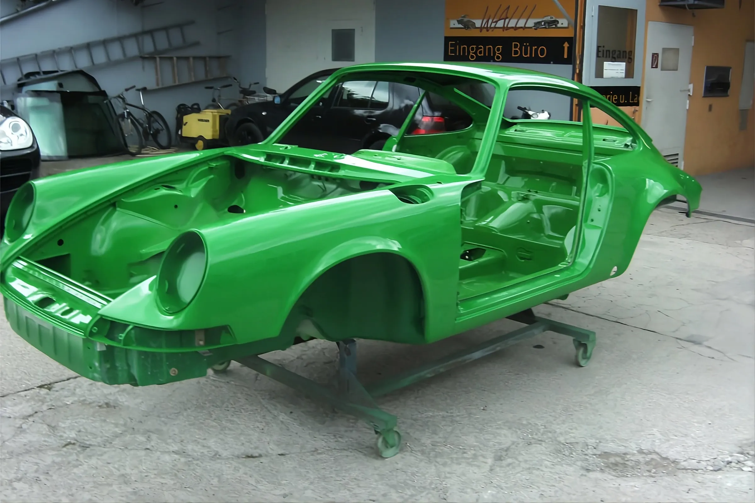 Frisch grün lackierte Porsche-911-Karosserie in der Werkstatt von KFZ Walli, Baden bei Wien