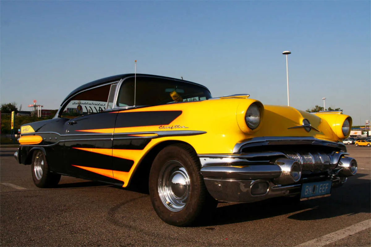 Schwarz-gelber Oldtimer (Pontiac) mit Flammen-Sonderlackierung – Lackierarbeit von KFZ Walli in Baden